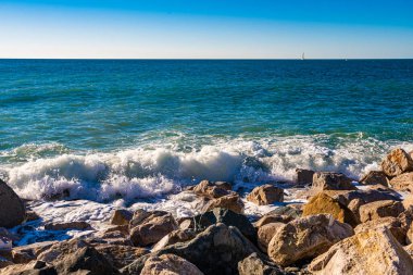 Soçi 'de plaj, kışın deniz. 