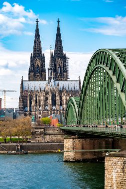 Almanya, Köln, Ren Nehri ile şehre bakın.