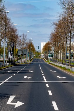 Şehir sokağı. Şehir manzaralı boş otoyol