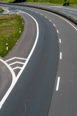 Avrupa 'da otoyol gezisi. Asfalt yolu