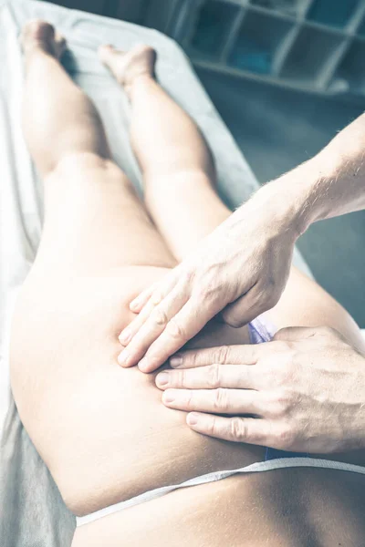 Close Terapeuta Fazendo Massagem Mulher — Fotografia de Stock