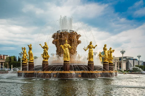 Vdnkh Nemzetgazdasági Vidámpark Eredményeinek Kiállítása Kilátás Nemzetek Barátsága Szökőkútjára — Stock Fotó