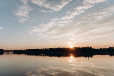 Gölde gün batımı. Gölde güzel bir gün batımı.