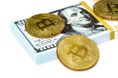 Beyaz banknotların üzerine yığınla para basılmış bitcoin paraları. İş konsepti