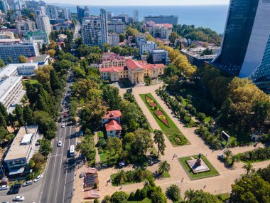  Karadeniz kıyısındaki modern Rus tatil beldesi Sochi. Soçi hava panoramik görüntüsü