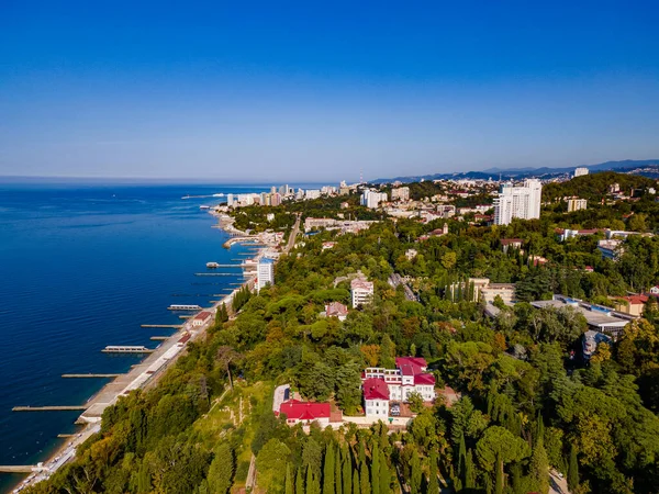 Arabaları ve kamyonları olan yüksek köprü ve dağ yolu, Sochi, Rusya 