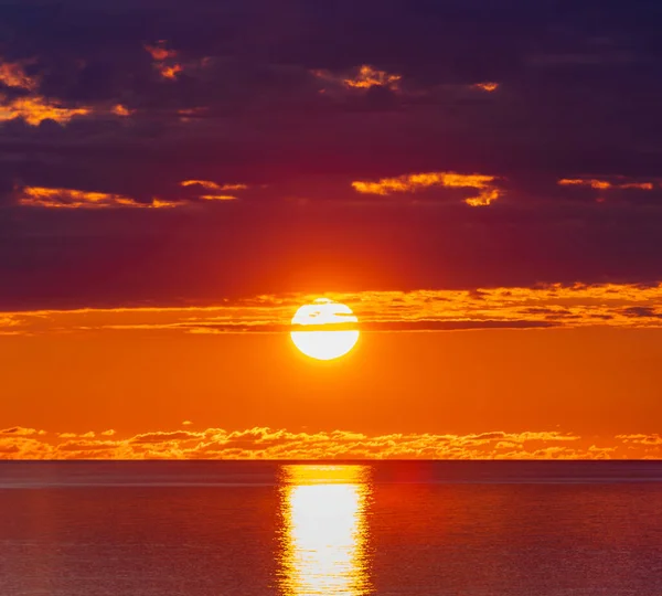 Puesta Sol Con Gran Sol Amarillo Bajo Superficie Del Mar — Foto de Stock