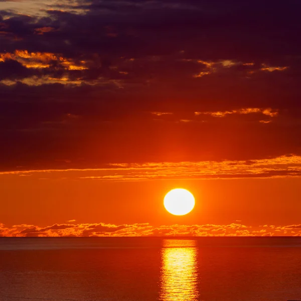 Por Sol Com Grande Sol Amarelo Sob Superfície Mar — Fotografia de Stock