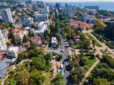  Karadeniz kıyısındaki modern Rus tatil beldesi Sochi. Soçi hava panoramik görüntüsü