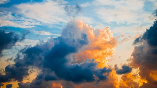 Schöner Abendhimmel Mit Rosa Wolken Sonnenuntergang Über Dem Meer — Stockfoto