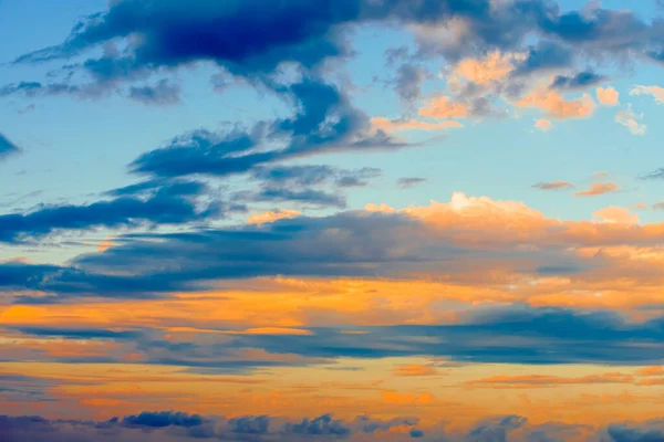 Hermoso Cielo Nocturno Con Nubes Rosadas Puesta Sol Sobre Mar —  Fotos de Stock