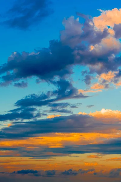 夕暮れ時の雲とカラフルな劇的な空 — ストック写真