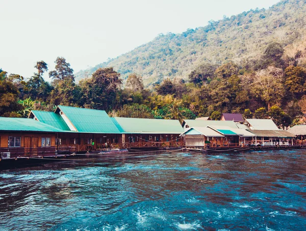 Hôtel sur la rivière Kwai dans la province de Kanchanaburi, Thaïlande. Floatine — Photo