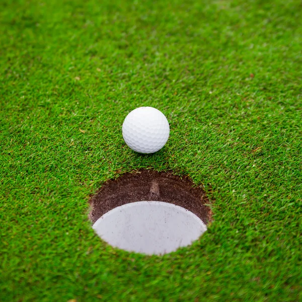 Golfball auf der grünen Wiese — Stockfoto