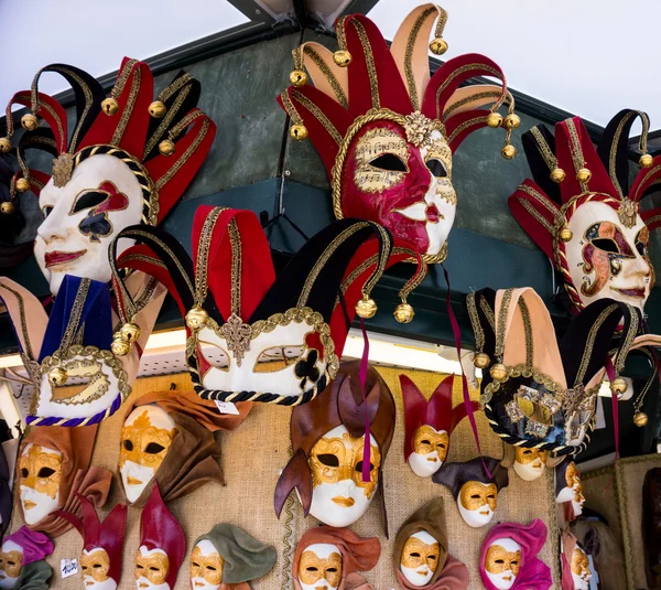 Kleurrijke artistieke maskers — Stockfoto