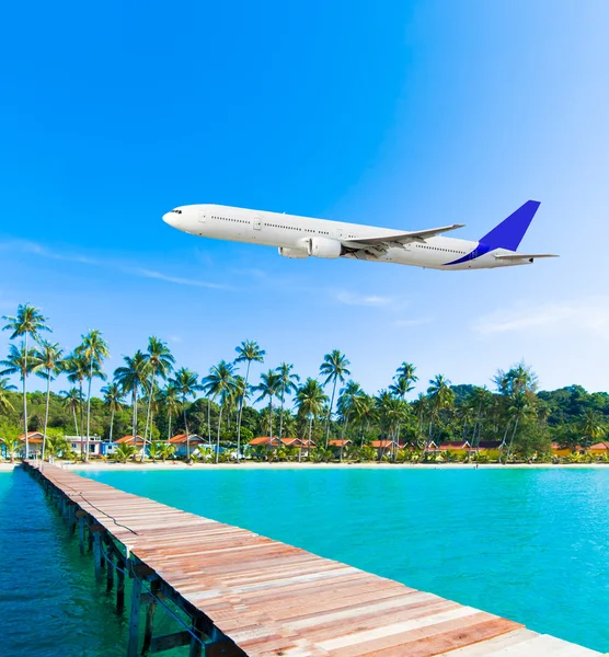 Tropical holidays on the sunny beach — Stock Photo, Image