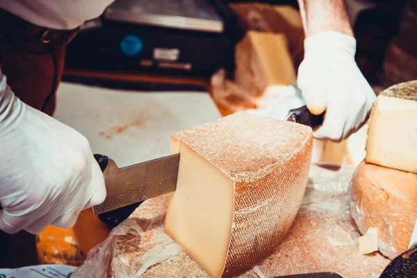 Operaio affettare il formaggio — Foto Stock
