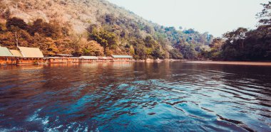 Hotel river kwai ilindeki kanchanaburi, Tayland tarihinde. süzülen