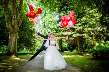 Gelin ve damat Balonlu bir kaç