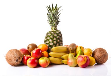 Beyaz bir arka plan üzerinde izole meyve. dizi farklı fr