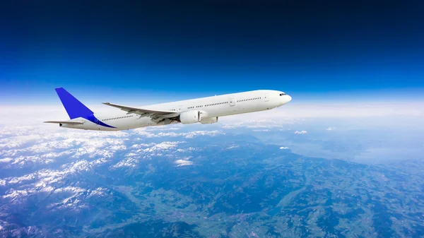 山の風景です。空に飛行機 — ストック写真