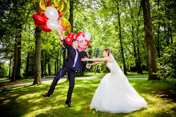 Belo casal com balões — Fotografia de Stock