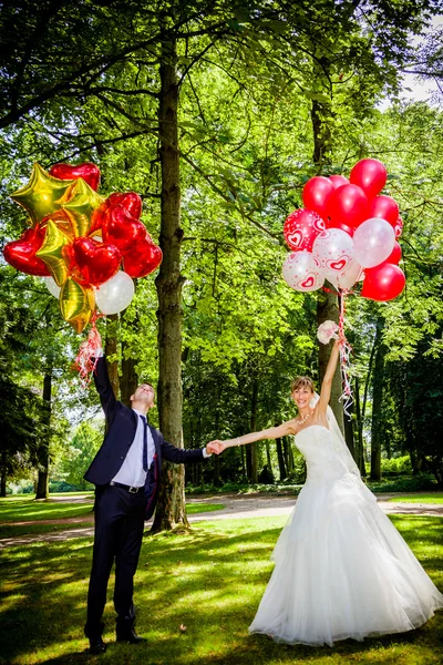 Наречений і наречений з повітряними кулями — стокове фото