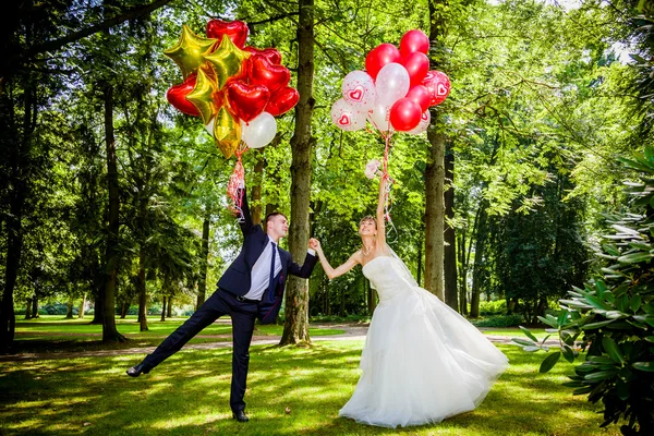 Casal de noiva e noivo com balões — Fotografia de Stock