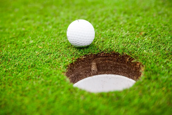 Bola de golfe no prado verde — Fotografia de Stock