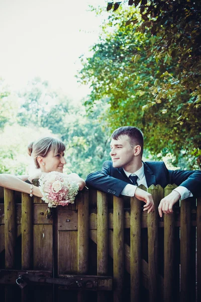 Primer plano de una bonita pareja de novios jóvenes — Foto de Stock