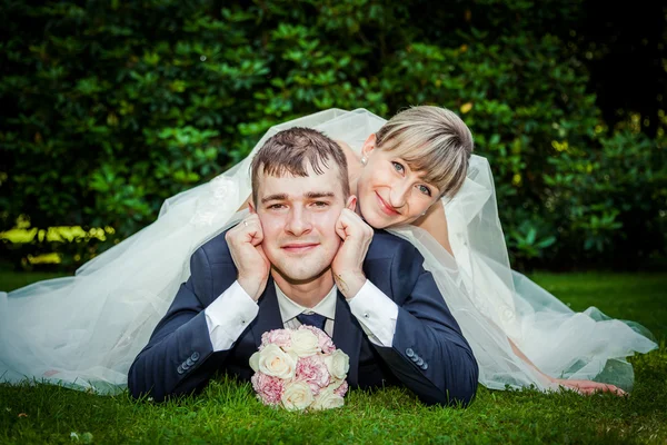 Bruiloft spelen op een gras — Stockfoto