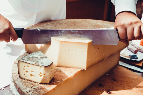 Worker slicing the cheese.  Close up of Cutting cheese. — Stock Photo, Image