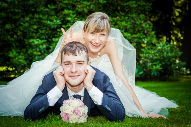 Mutlu genç bir çift piknikte