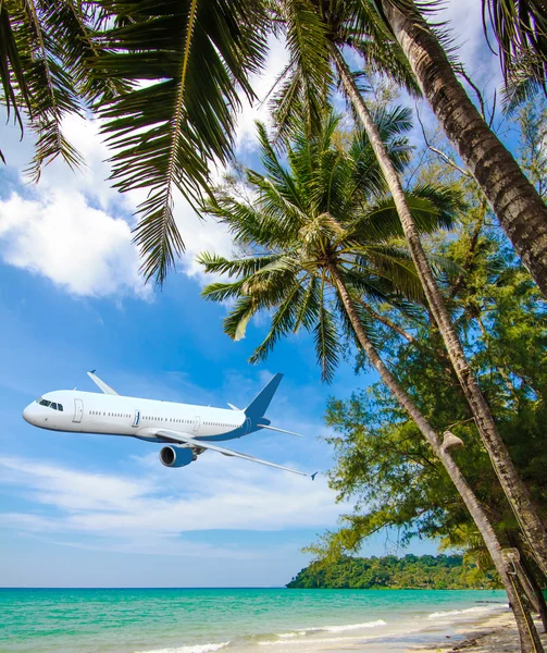 Passagiersvliegtuig vliegen boven tropisch strand — Stockfoto