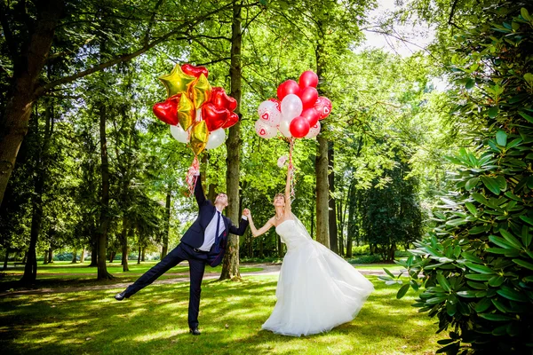 Caucasian wedding couple with balloons — Stock Photo, Image