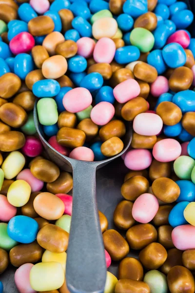 Fondo hecho de dulces y caramelos de colores. surtido colo — Foto de Stock