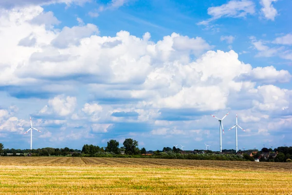 Turbine eoliche. prato con turbine eoliche — Foto Stock