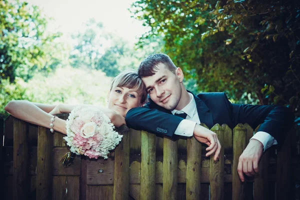 Close up na pěkný mladý svatební pár — Stock fotografie