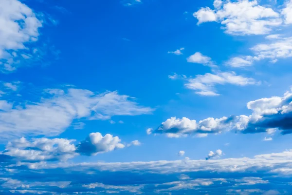 Céu azul com nuvens fundo — Fotografia de Stock