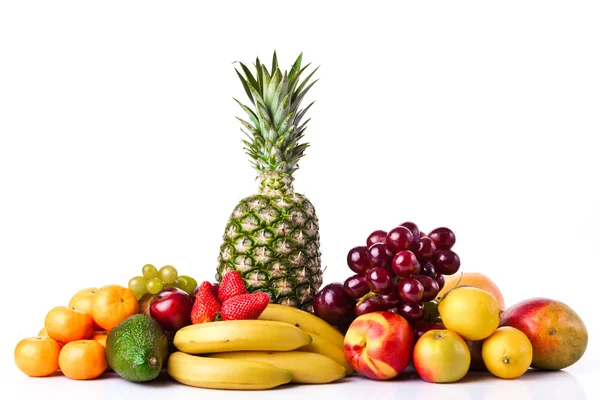 Frutas frescas isoladas sobre fundo branco. Conjunto de diferentes fr — Fotografia de Stock
