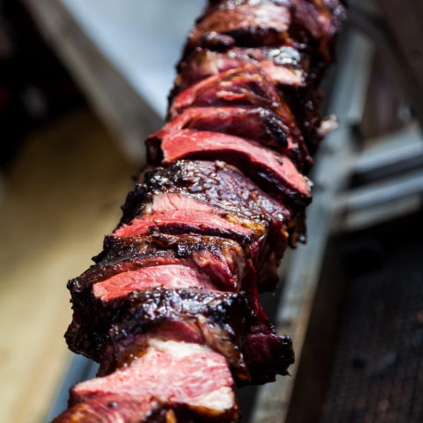 Velké kusy masa na tyčce. grilované maso — Stock fotografie