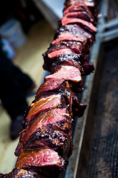 Grandes pedaços de carne no pau. carne grelhada — Fotografia de Stock