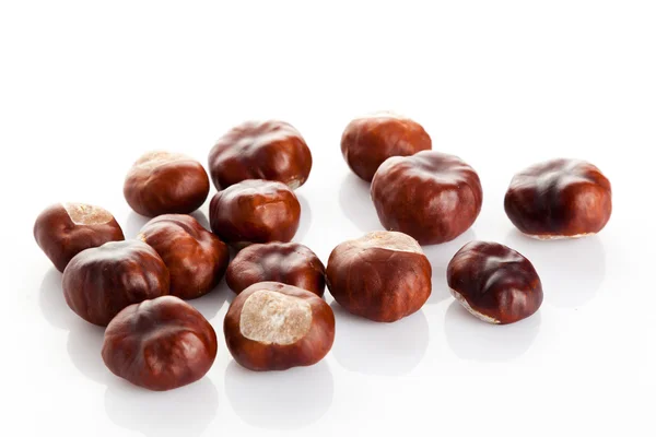 Chestnut on white background. ripe chestnuts — Stock Photo, Image