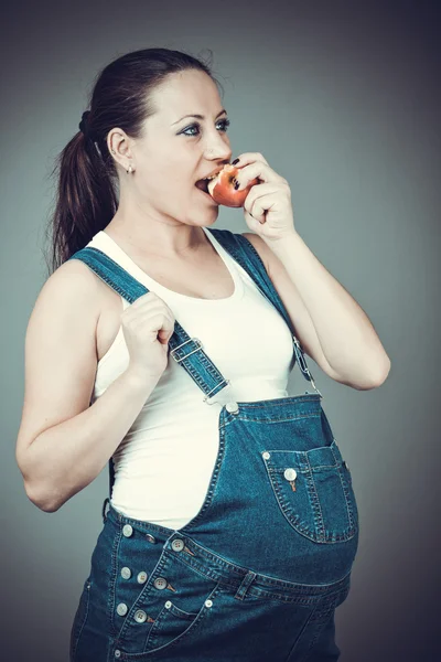 Mulher grávida comendo maçã — Fotografia de Stock