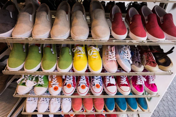 Viele Schuhe im Verkauf — Stockfoto