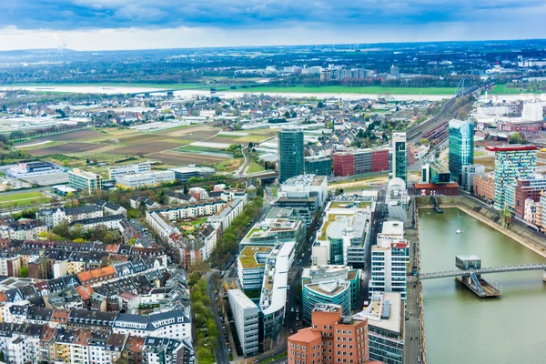 Szerokokątny obraz rzeki Ren, duesseldorf. widać ze te — Zdjęcie stockowe