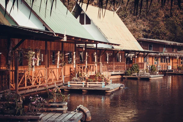 Hotel over rivier kwai in kanchanaburi provincie, thailand. floatin — Stockfoto