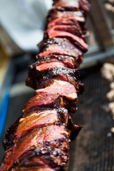 Grandes pedaços de carne no pau. carne grelhada — Fotografia de Stock