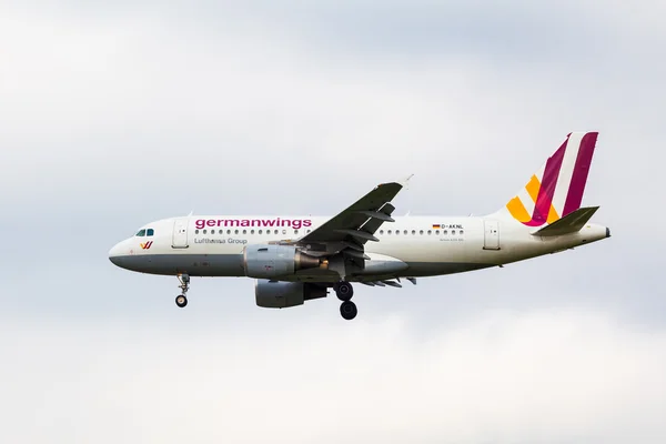 Airbus a319-100 germanwings landar på flygplatsen hamburg — Stockfoto