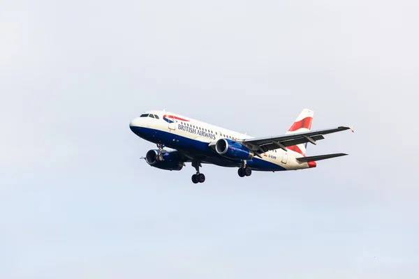 British Airways Airbus A320 taxiing to take-off from HAMBURG — Stock Photo, Image